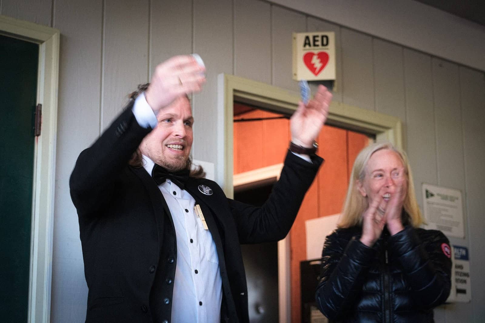 07_celebration_arms_up